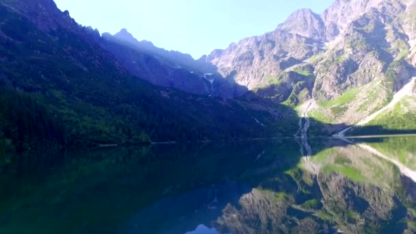 Morskie Oko λίμνη στα βουνά Τάτρα Πολωνία την αυγή, — Αρχείο Βίντεο