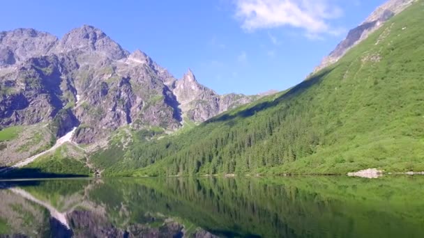 Krásné jezero uprostřed pohoří Tatry za úsvitu, Polsko — Stock video