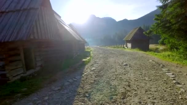 Trilha de montanha rochosa entre casas em Montanhas Tatra, Polônia, Europa — Vídeo de Stock