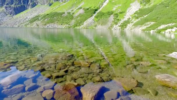 Czarny Staw Gsienicowy jezero při východu slunce v létě, Tatry, Polsko — Stock video