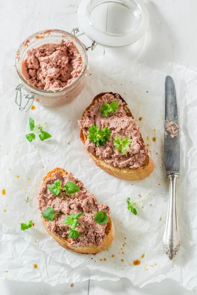 Ostre bruschetta z fegatini i zioła na śniadanie — Zdjęcie stockowe