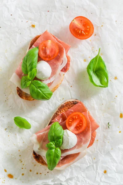 Taze mozzarella, salam ve bir şeyler atıştırmak için domates bruschetta — Stok fotoğraf