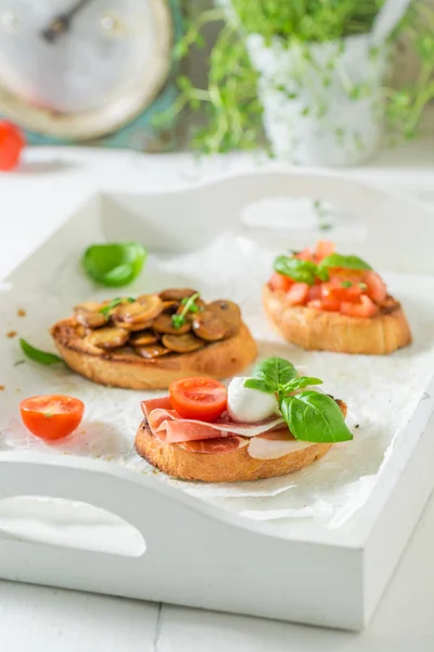 Skarpa olika bruschetta med färska ingredienser till frukost — Stockfoto