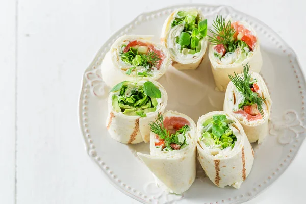 Tortilla fresca con verduras, queso y hierbas para un aperitivo — Foto de Stock