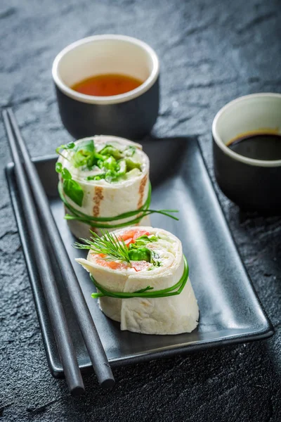 Verse broodjes met groenten, kaas en kruiden voor een snack — Stockfoto