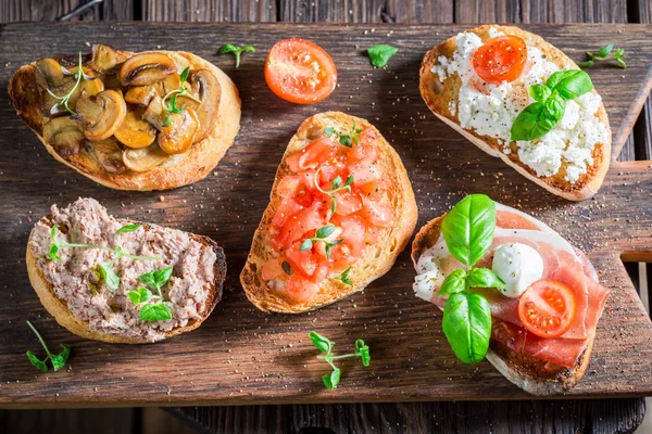 Mélange sain de bruschetta avec des ingrédients frais pour une collation — Photo