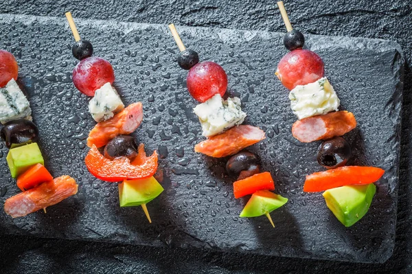 Sabroso varios bocadillos fríos con verduras y hierbas para merendar — Foto de Stock