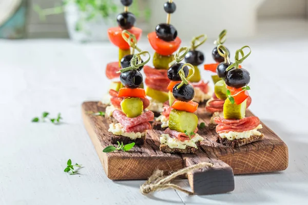 Caseiro vários lanches frios com ingredientes frescos para festa — Fotografia de Stock