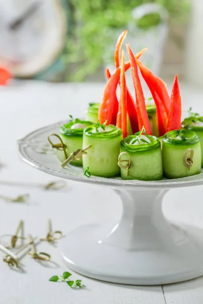 Aperitivos fríos varios caseros con ingredientes frescos para aperitivos — Foto de Stock