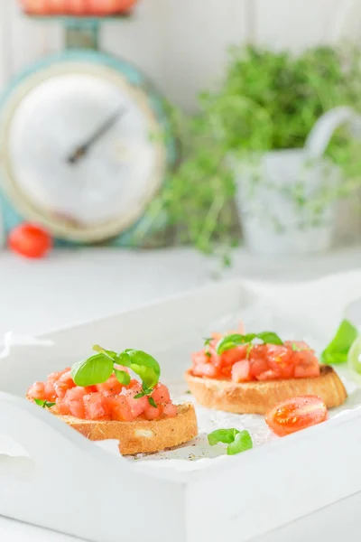 Świeży bruschetta z pomidorami i bazylia na śniadanie — Zdjęcie stockowe