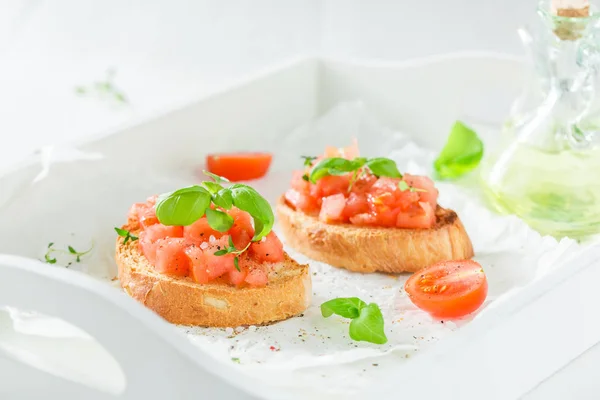 Ostre bruschetta z bazylią i pomidorów na śniadanie — Zdjęcie stockowe