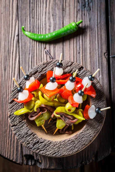 Gorące i pikantne banderillas z papryką, oliwek i anchois — Zdjęcie stockowe