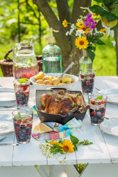 Hot dinner with potatoes and chicken served in sunny day — Stock Photo, Image