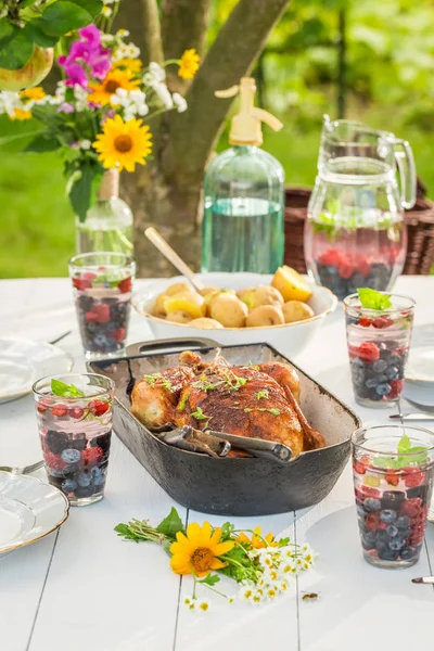 Fresh dinner with potatoes and chicken served in summer — Stock Photo, Image