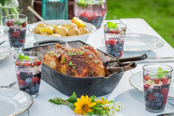 Domácí večeři s brambory a kuřecím masem podávané na venkově — Stock fotografie