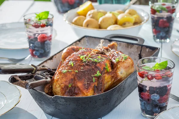 Lezzetli tavuk ve patates güneşli bir günde servis — Stok fotoğraf