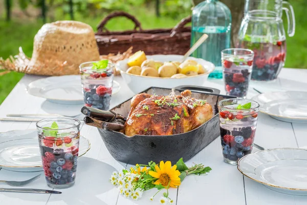 Zelfgemaakte diner met aardappelen en kip geserveerd in de zomer — Stockfoto