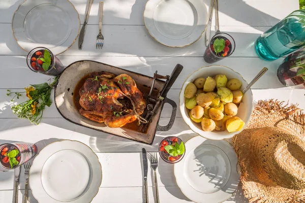 Güneşli bir günde patates ve tavuk ile ev yapımı akşam yemeği — Stok fotoğraf