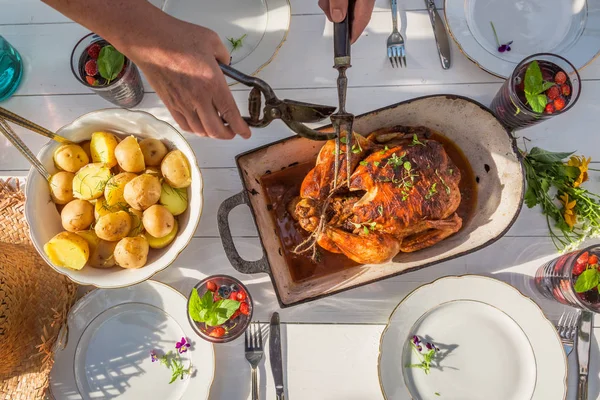 Hälsosam middag med kyckling och potatis serveras på landsbygden — Stockfoto