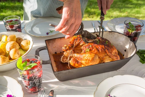 Cena saludable con patatas y pollo servido en el jardín —  Fotos de Stock