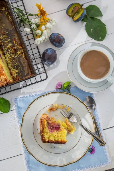 Tasty dessert with plum cake and coffee in the countryside — Stock Photo, Image