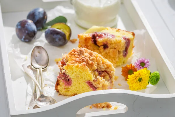 Delicious and fresh plum pie in sunny day — Stock Photo, Image