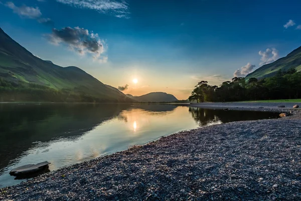 Stunning sunset at lake in District Lake in summer, England — Stock Photo, Image