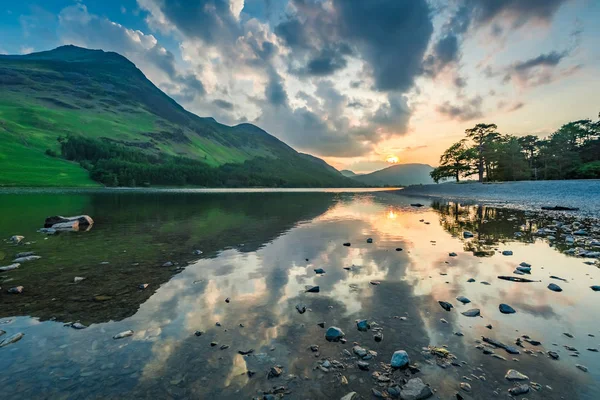 Reflexão do lago de tirar o fôlego no lago ao pôr do sol, Inglaterra — Fotografia de Stock