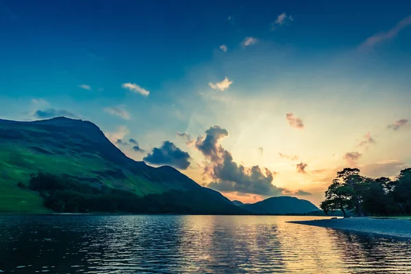 Crepúsculo colorido impressionante no lago em District Lake, Inglaterra — Fotografia de Stock