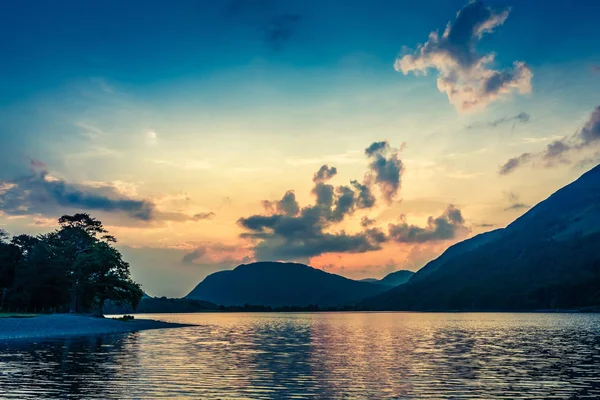 Ohromující barevné soumraku u jezera v District Lake, Velká Británie — Stock fotografie