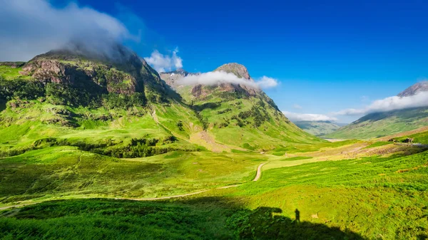 Belo nascer do sol e pequeno homem em Cliff, Glencoe, Escócia — Fotografia de Stock