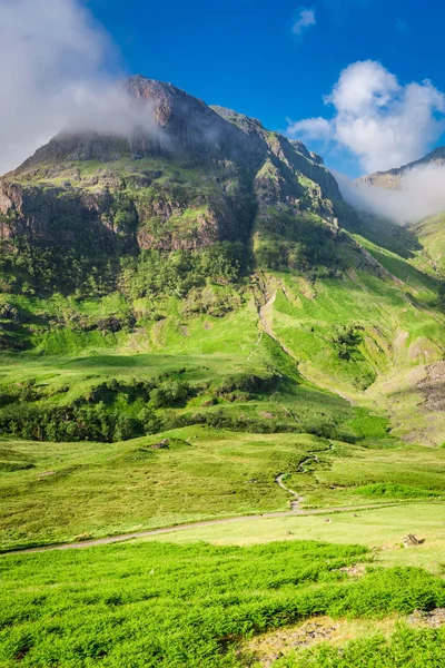 Maravilhosas montanhas de Glencoe ao nascer do sol no verão, Escócia — Fotografia de Stock