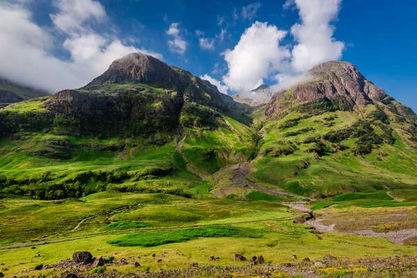 Βουνά της Glencoe στην Ανατολή του ηλίου το καλοκαίρι, Σκωτία — Φωτογραφία Αρχείου