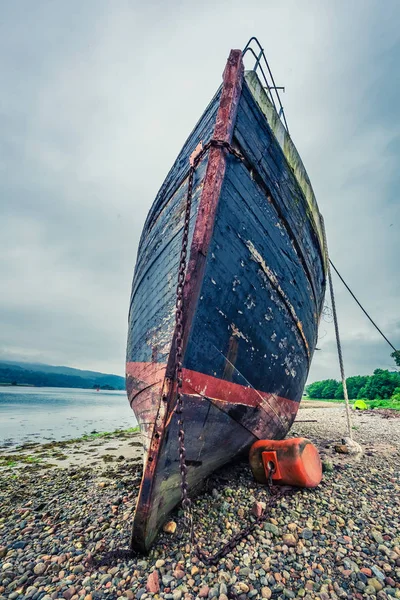 Naufrágio enferrujado na costa em Fort William no verão, Escócia — Fotografia de Stock