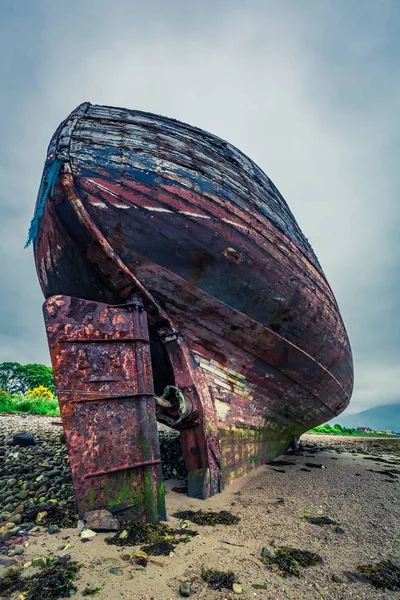 Övergivna skeppsbrott på stranden i Fort William, Scotland, Storbritannien — Stockfoto