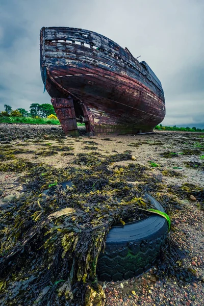 Övergivna skeppsbrott på stranden i Fort William på sommaren, Skottland — Stockfoto