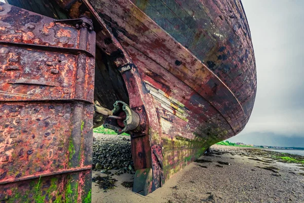 Closeup of abandoned shipwreck on shore in Fort William, Scotland — Stock Photo, Image