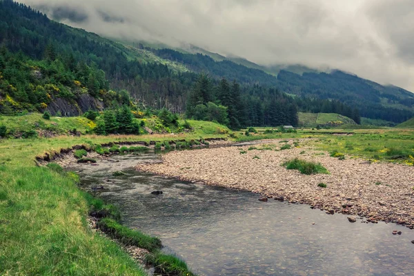 Rivier en de berg in een mistige dag, Schotland — Stockfoto