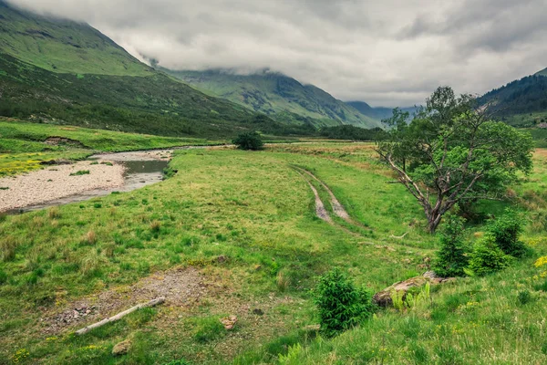 Berg en groene vallei in een mistige dag in Schotland — Stockfoto