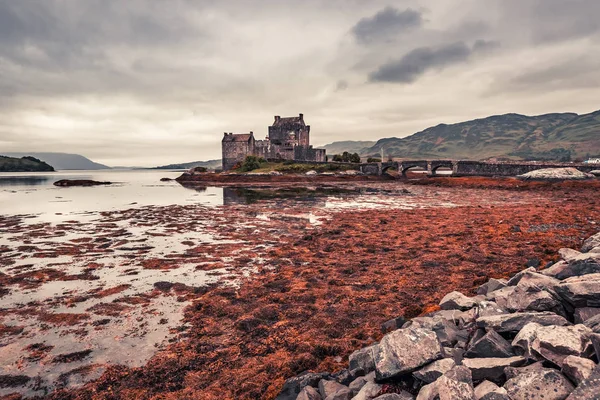 Schitterend zonsondergang op loch op Eilean Donan Castle in Schotland — Stockfoto