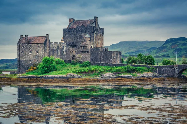 Abenddämmerung über Loch auf Burg Donan in Schottland — Stockfoto