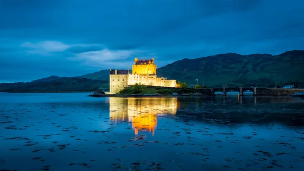 Skvělé soumraku nad loch na hradě Eilean Donan ve Skotsku — Stock fotografie