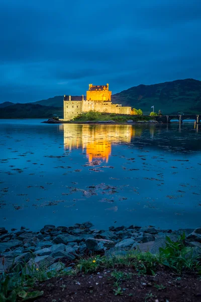 Coucher de soleil sur le lac au château d'Eilean Donan, Écosse, Royaume-Uni — Photo