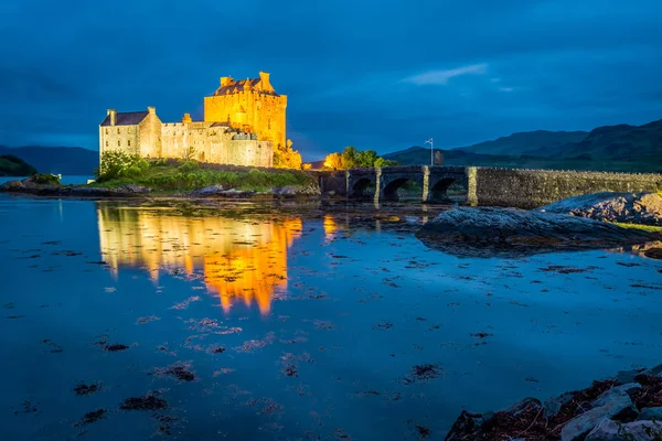 Pôr-do-sol deslumbrante sobre o lago no Eilean Donan Castle, na Escócia — Fotografia de Stock