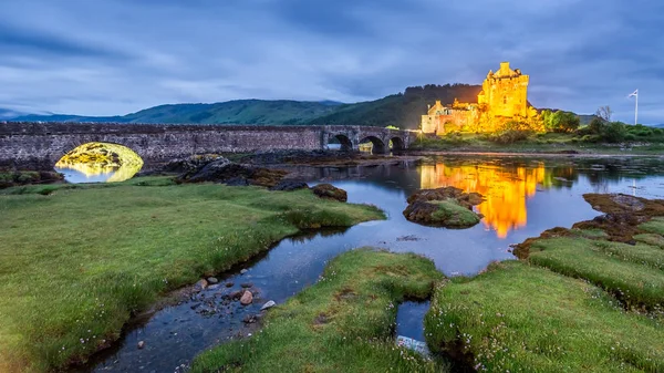 Atardecer sobre el lago en el Castillo de Eilean Donan en Escocia, Reino Unido — Foto de Stock