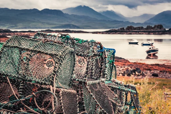 Kolorowe klatka dla homara na brzegu w lecie, Szkocja — Zdjęcie stockowe