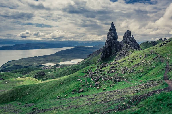 オールドマン オブ ストー、スコットランド嵐雲 — ストック写真