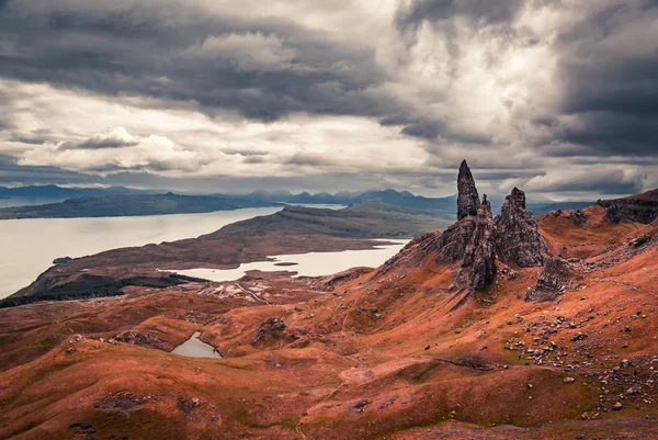 Dramatische Wolken über dem alten Mann von Storr, Schottland — Stockfoto