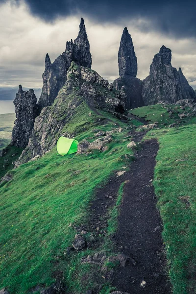 Dramáticas nubes sobre tienda de campaña en Old Man of Storr —  Fotos de Stock