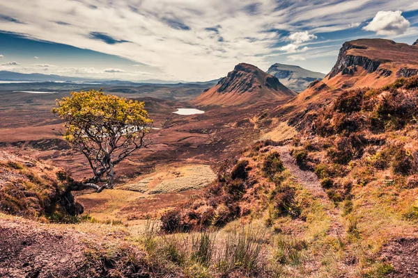 Quiraing in Isle of Skye in zomer, Schotland, Verenigd Koninkrijk — Stockfoto